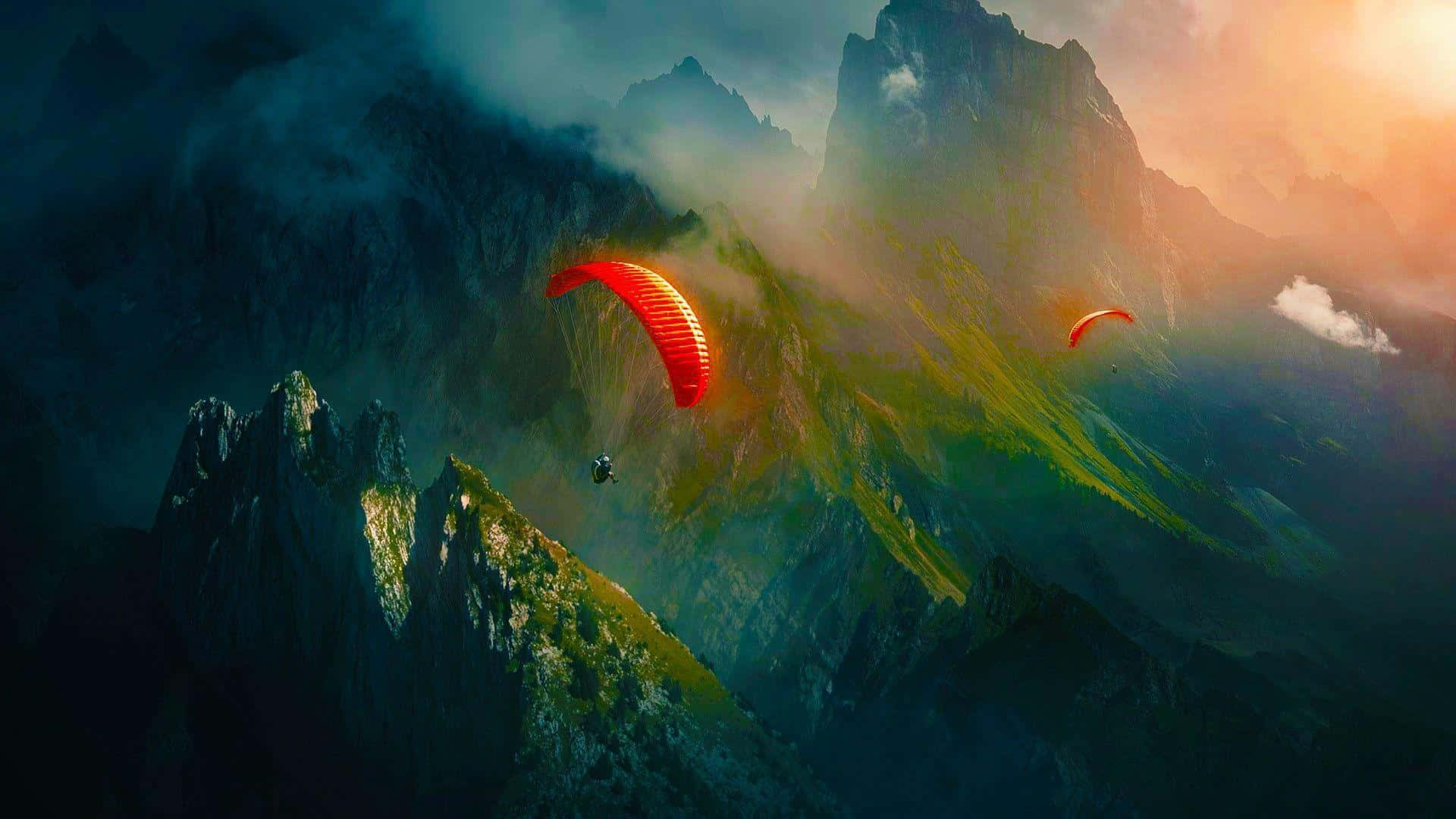 Engruppe Paraglidere, Som Flyver Over Et Bjerg.