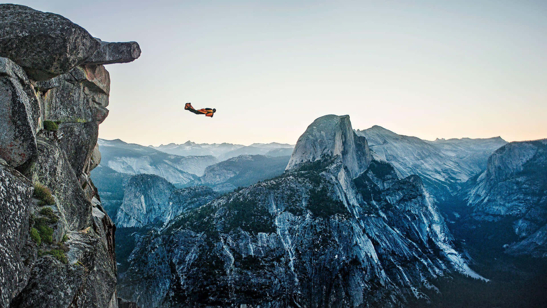 Unhombre Está Saltando Desde Un Acantilado En Yosemite.
