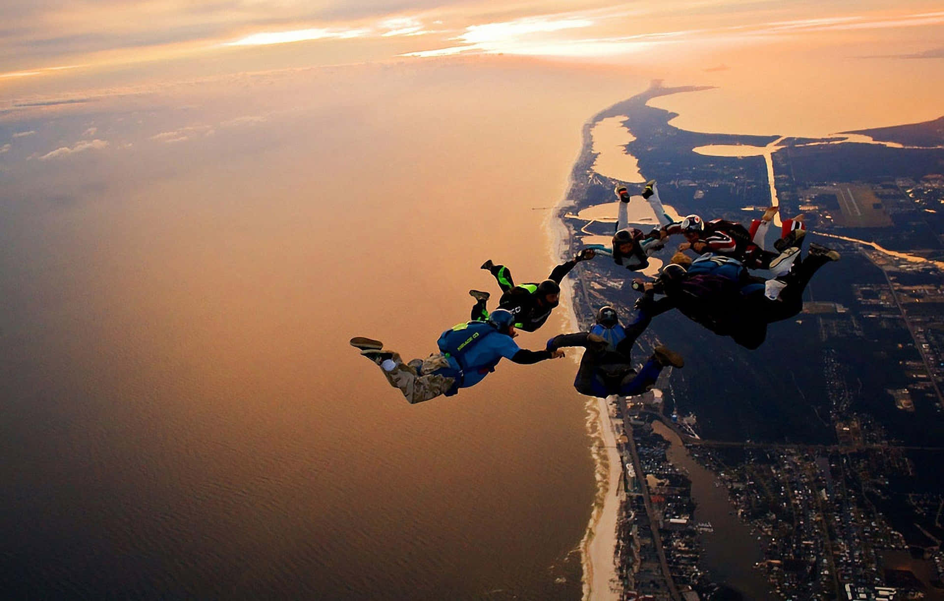 Einegruppe Von Menschen Springt Über Dem Ozean Fallschirm.