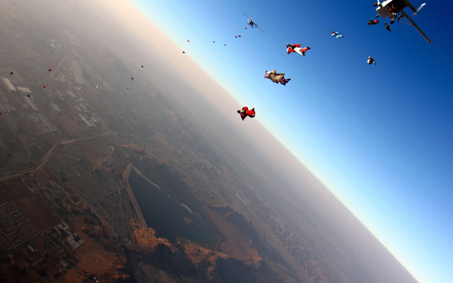 Ungrupo De Personas Volando En Paracaídas.