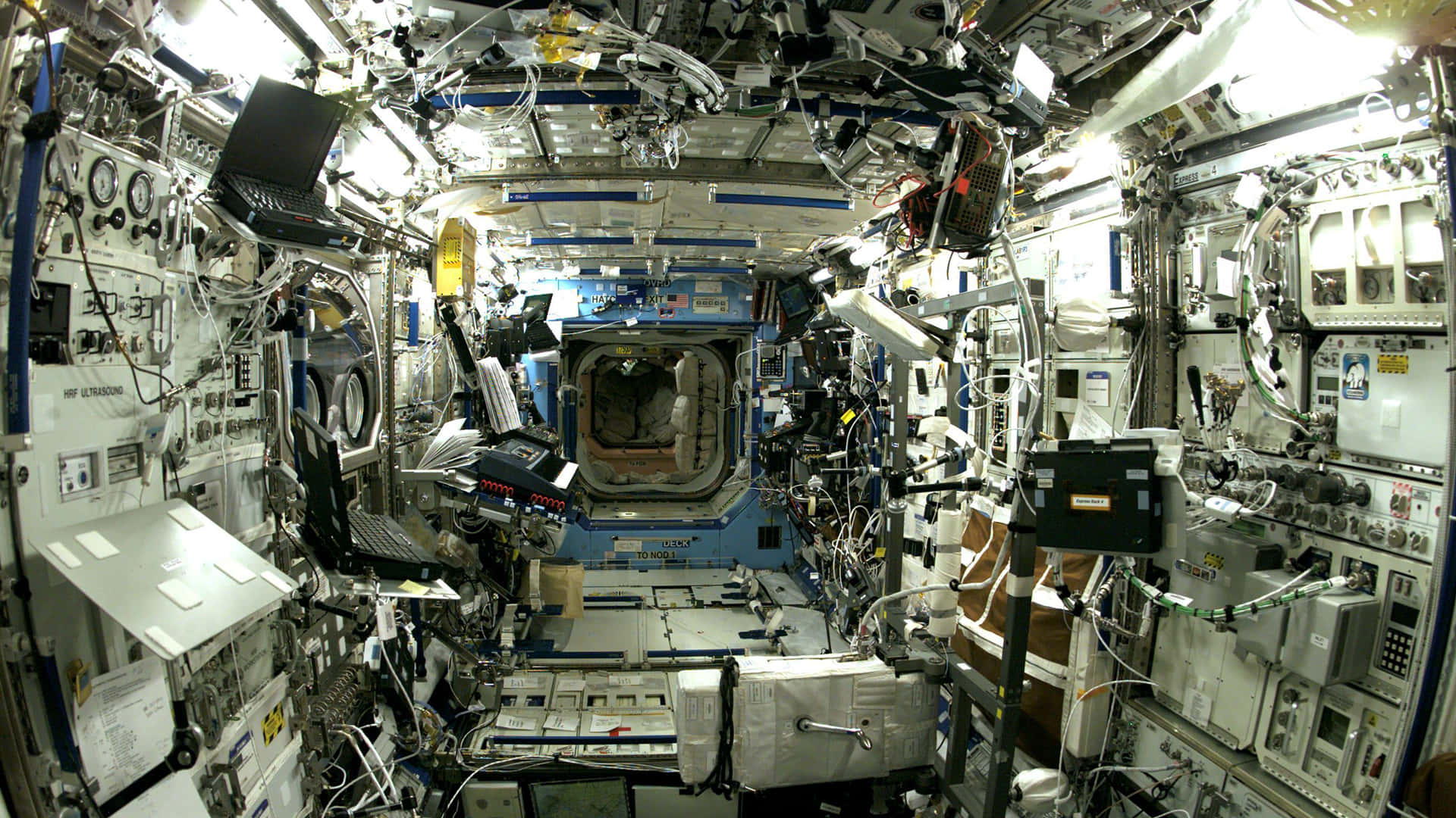 Unastazione Spaziale Con Molti Dispositivi Elettronici