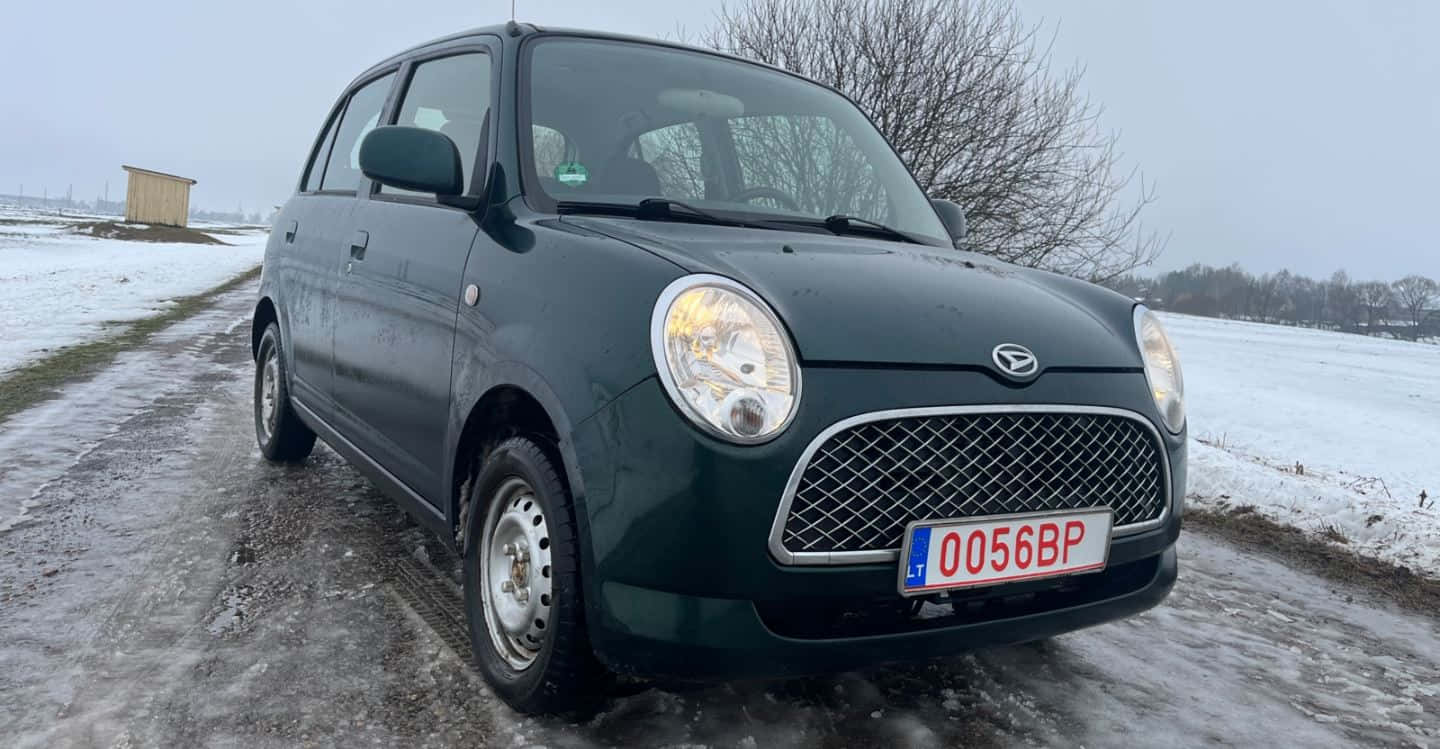 Tyylikäs Ja Kompakti Daihatsu Trevis Kaupunkiasetelmassa Taustakuva