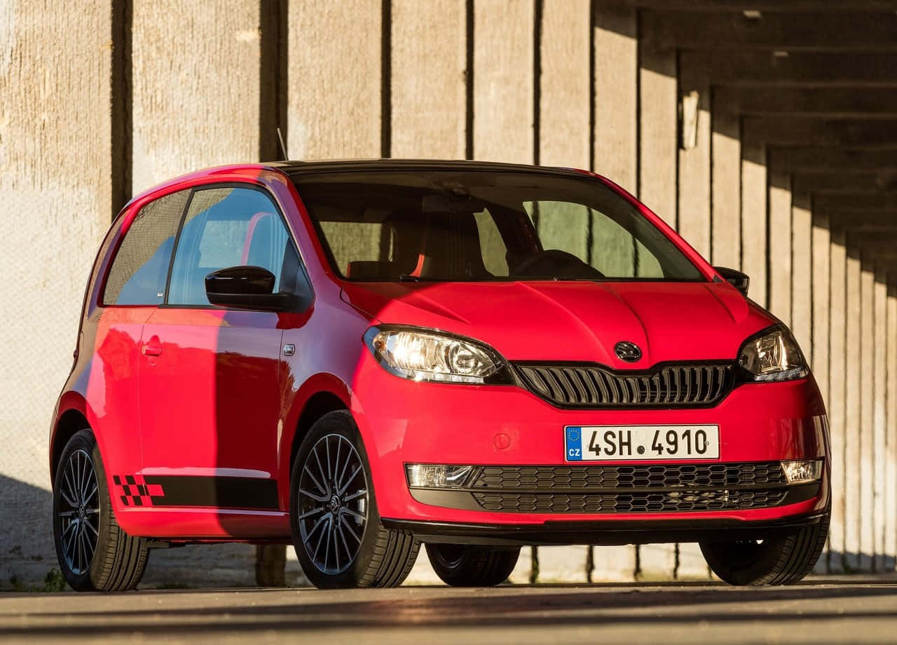 Sleek Og Kompakt Skoda Citigo I Urban Miljø Bakgrunnsbildet