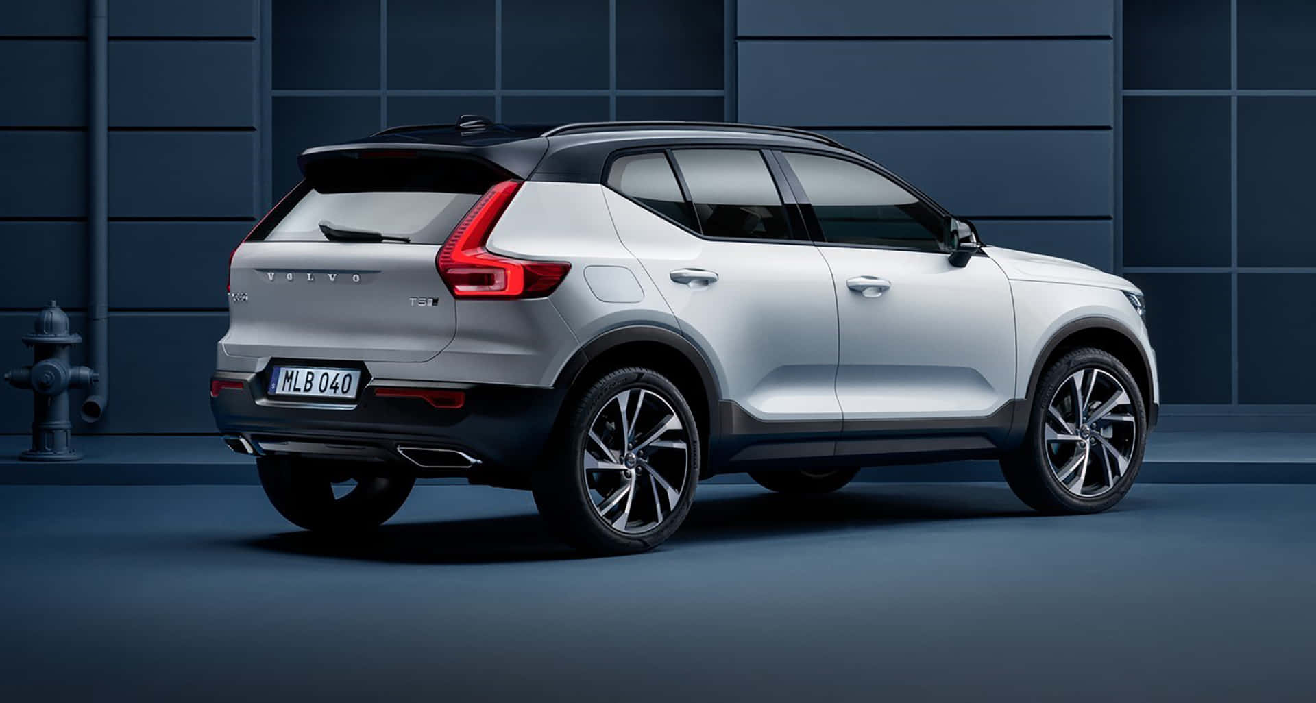 Sleek And Dynamic Volvo Xc40 On The Highway Wallpaper