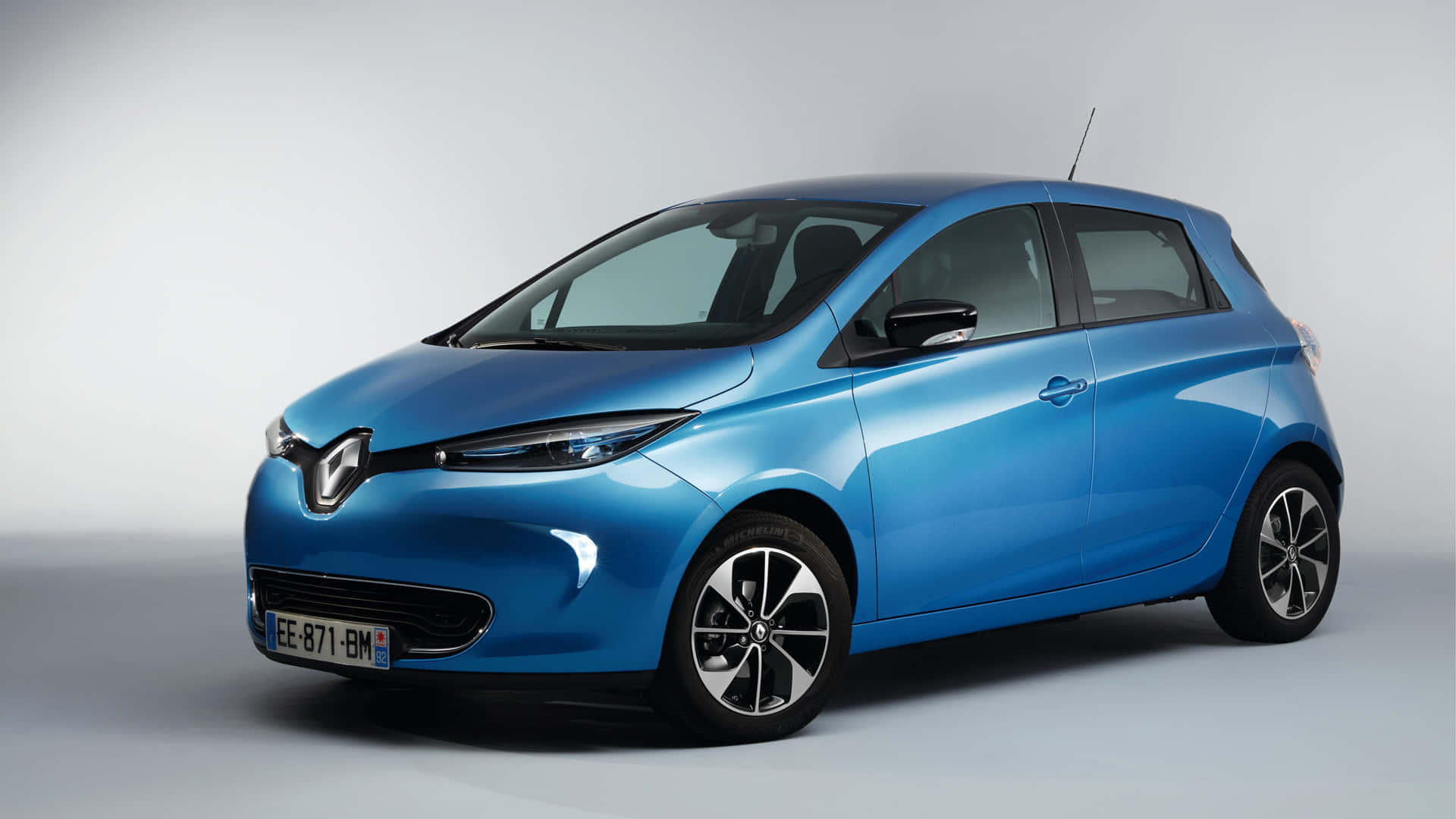 Sleek And Efficient Renault Zoe Ev Gliding On The Highway Wallpaper