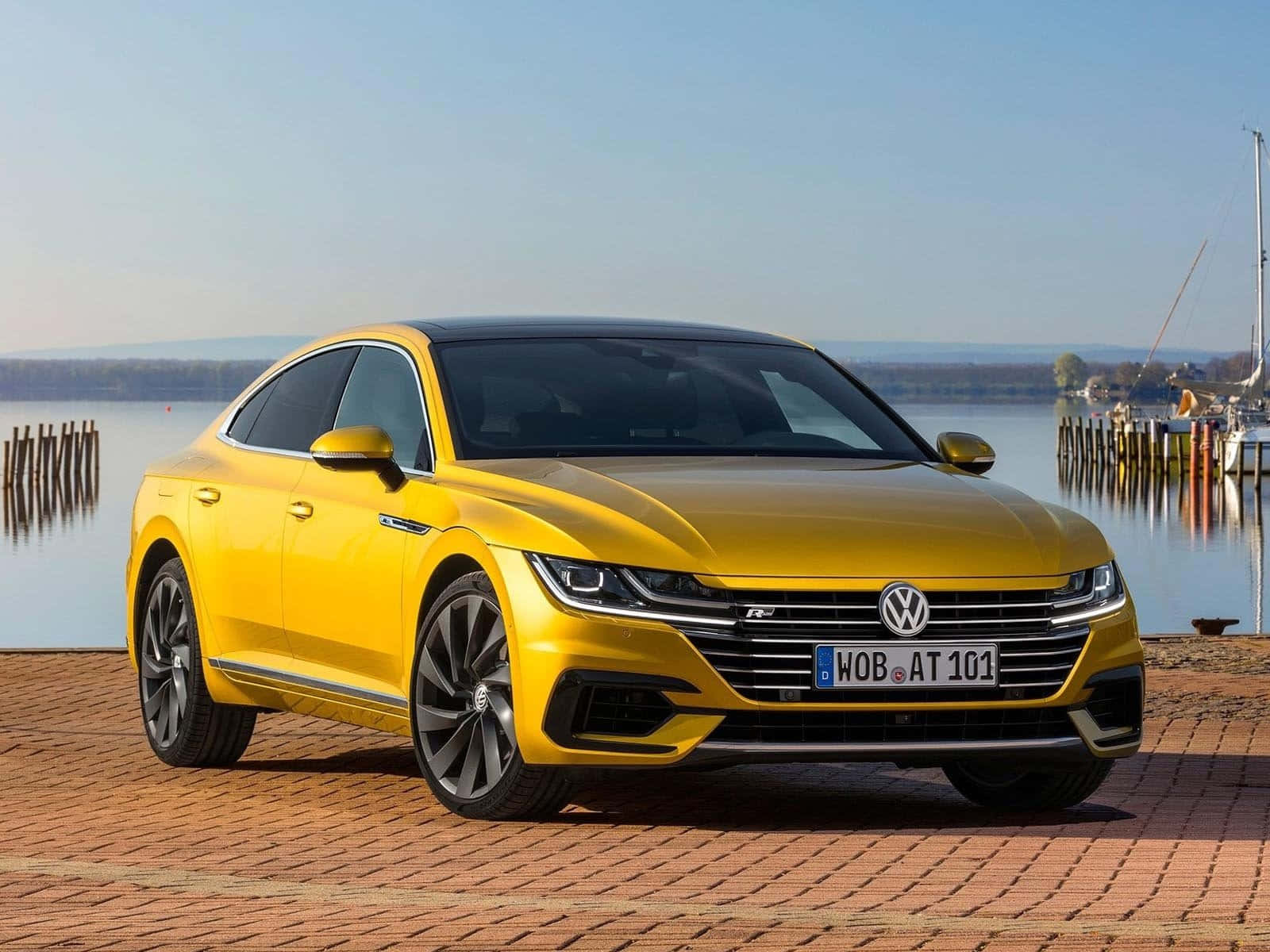 Sulkava Ja Innovatiivinen Volkswagen Arteon Navigoimassa Yö Kaupungissa. Taustakuva