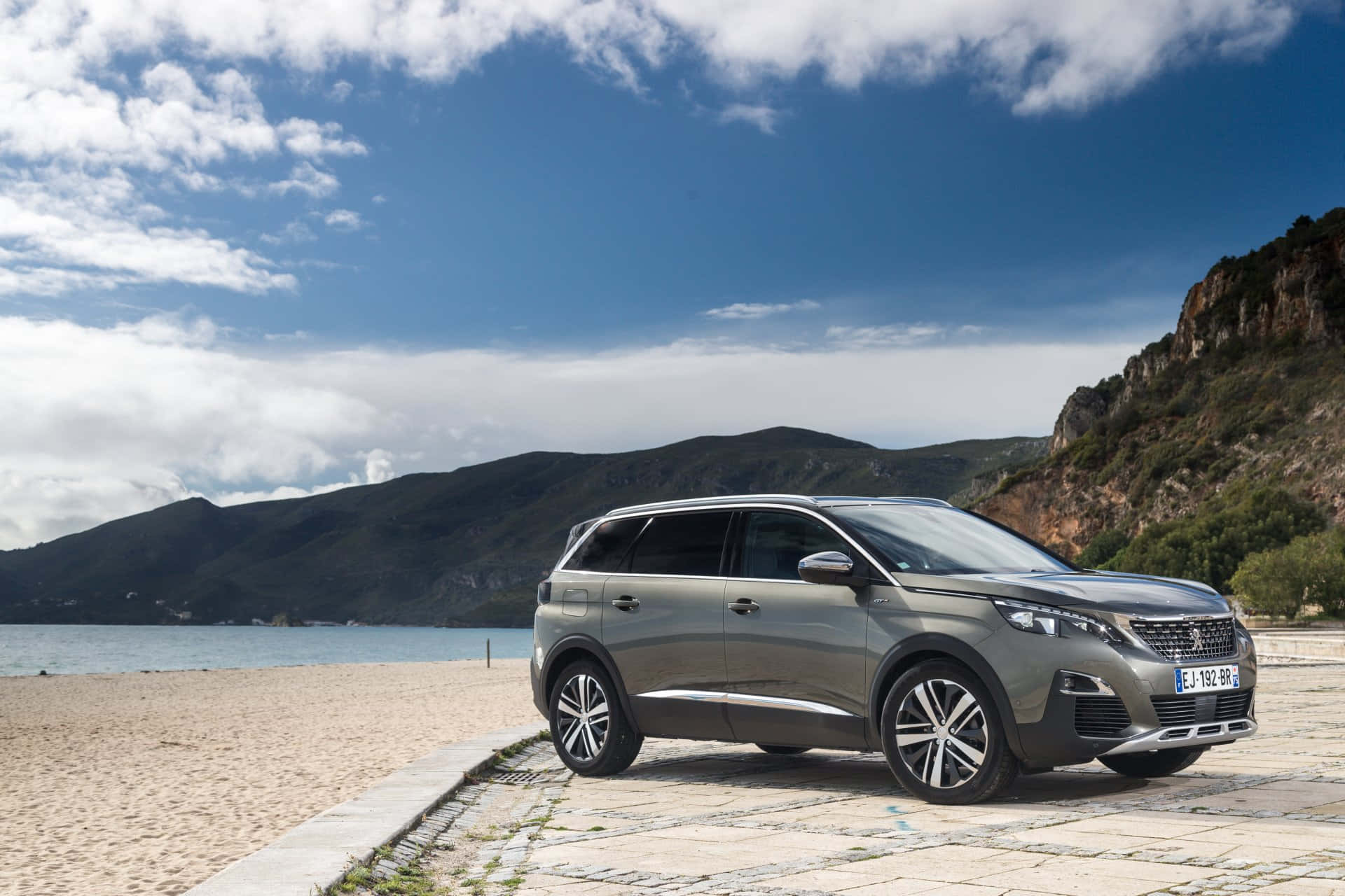 Sleek And Majestic Peugeot 5008 Wallpaper