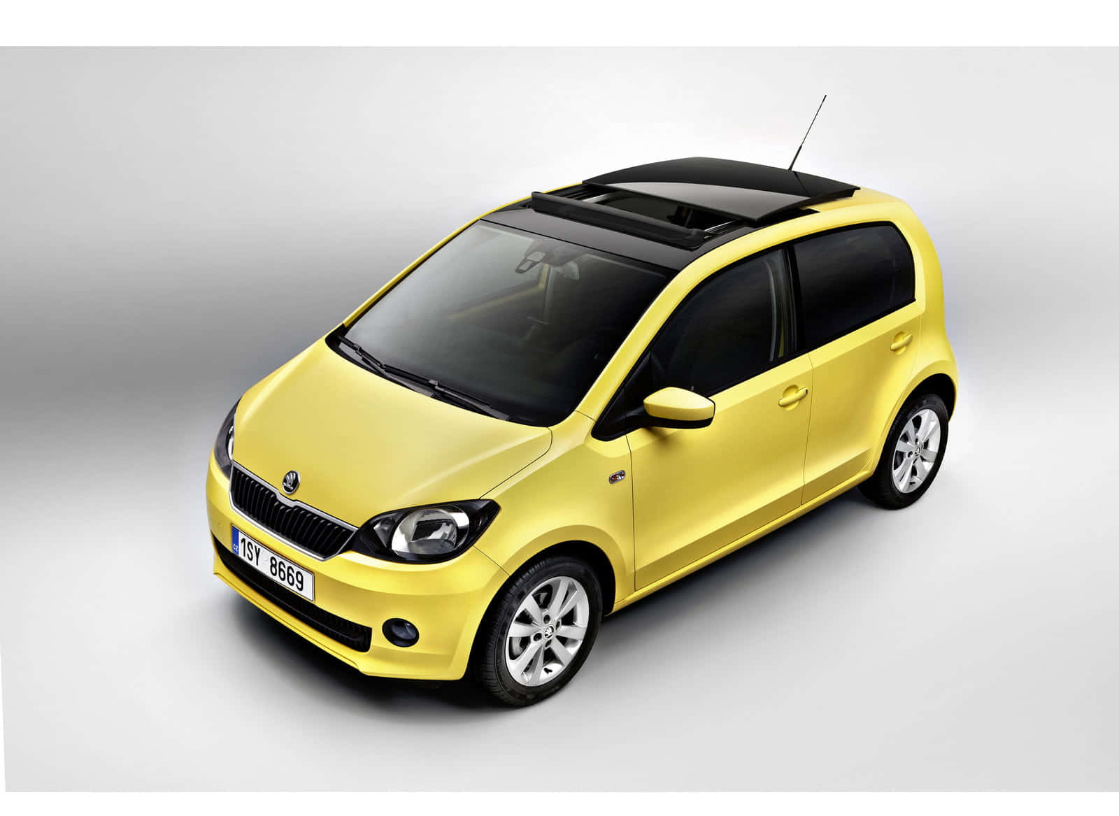 Sleek Og Moderne Skoda Citigo I Urban Landskap Bakgrunnsbildet