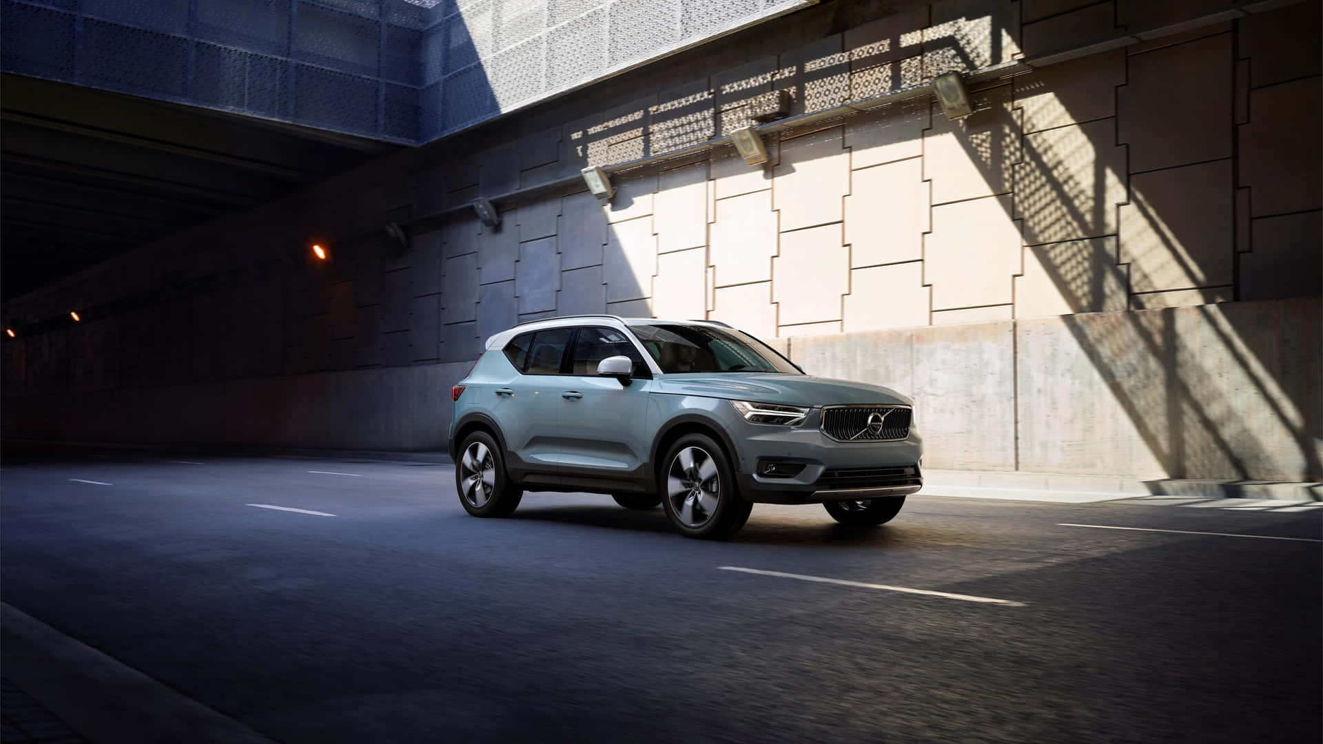 Sleek And Refined 2022 Volvo Xc40 In Silver Wallpaper