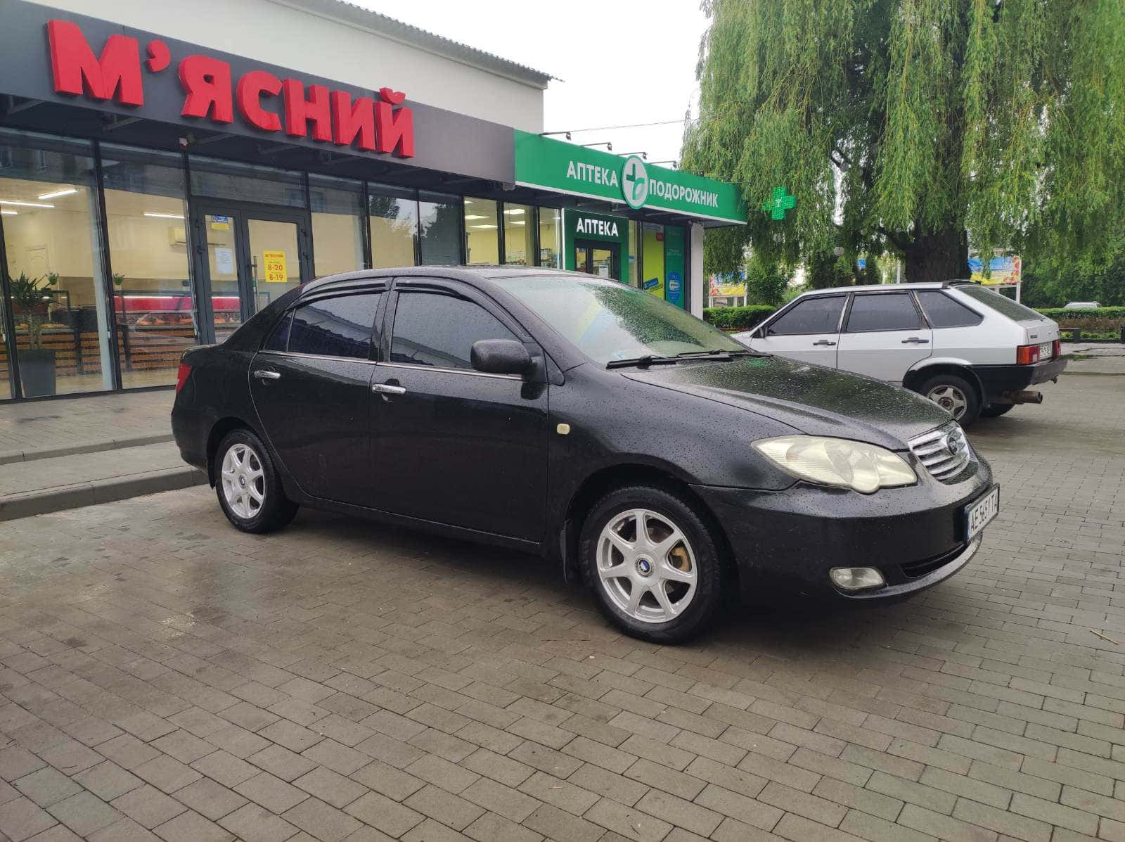 Berline Byd F3 Élégante Et Stylée Dans Un Cadre Urbain Fond d'écran