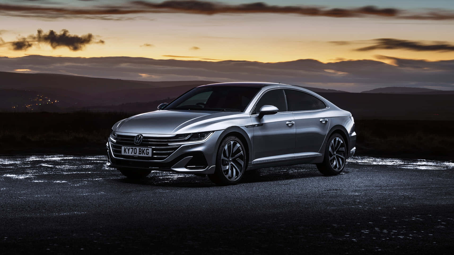 Sleek Og Stilfull Volkswagen Arteon Glir På En Åpen Vei Bakgrunnsbildet