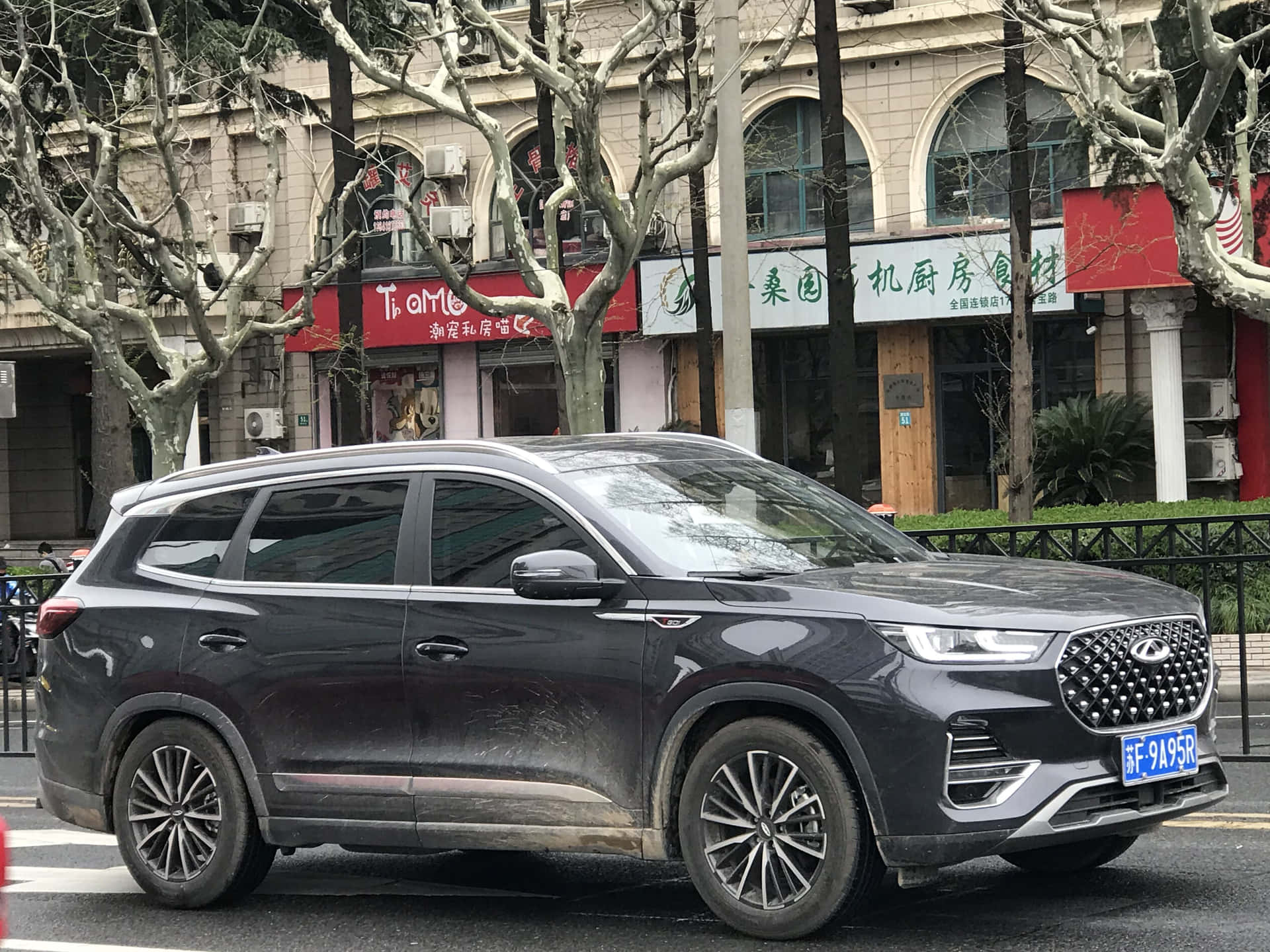 Chery Tiggo 8 Élégant Naviguant Dans Les Rues De La Ville Fond d'écran