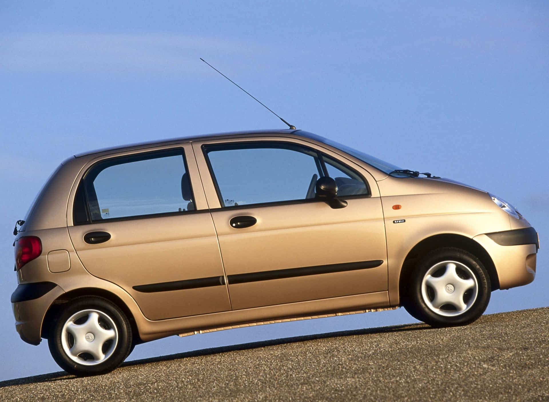 Sleek Daewoo Matiz Parked Outdoor Under Clear Skies Wallpaper