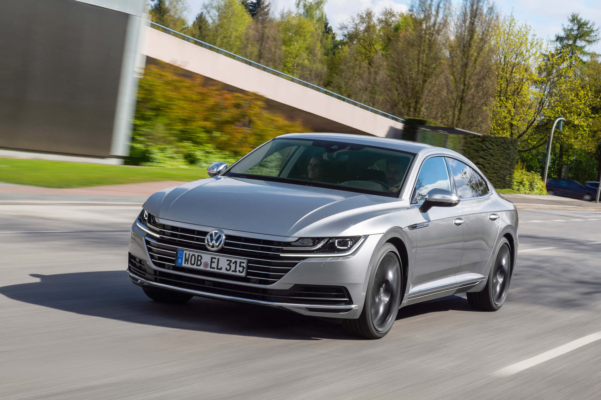 Sleek Eleganse Av Volkswagen Arteon På Åpen Vei Bakgrunnsbildet