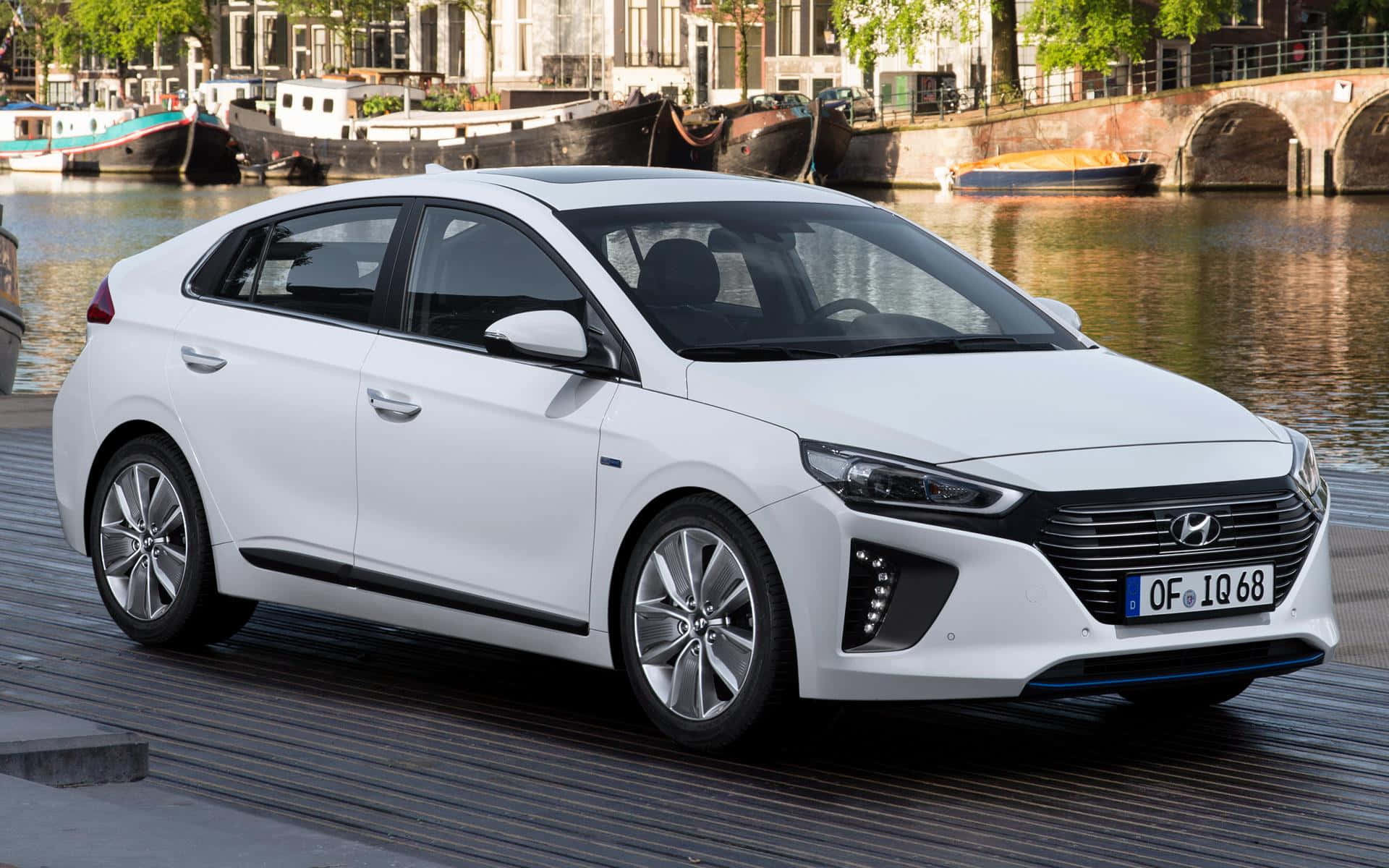 Tyylikäs Hyundai Ioniq Liukuu Moottoritiellä Taustakuva