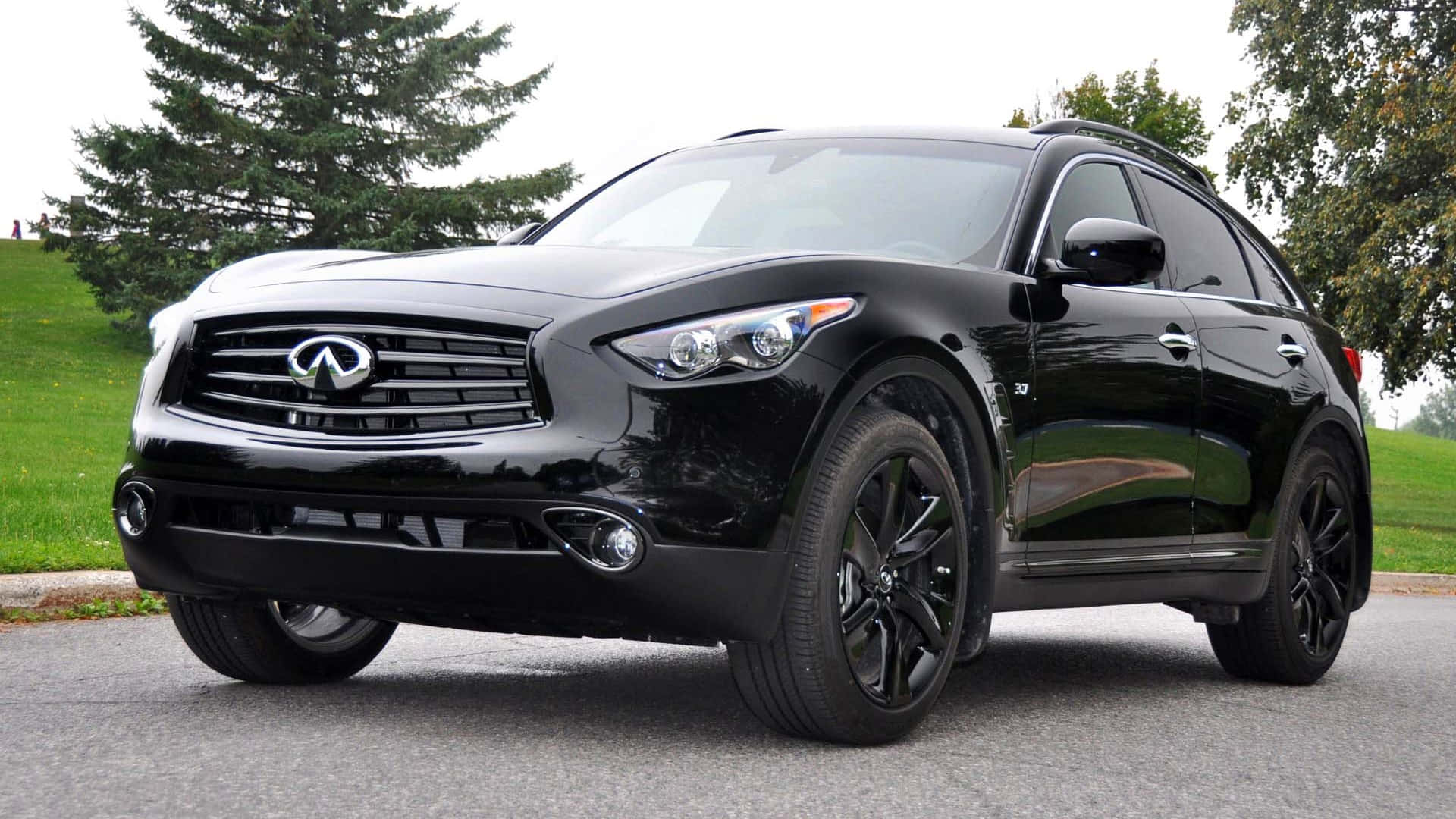 Sleek Infiniti Qx70 Glir På Motorveien Bakgrunnsbildet