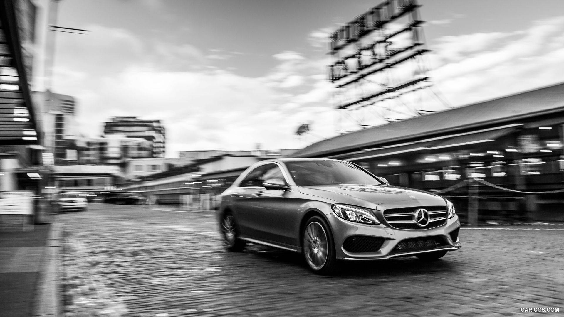 Sleek Mercedes Benz C300 With A Striking City Backdrop Wallpaper