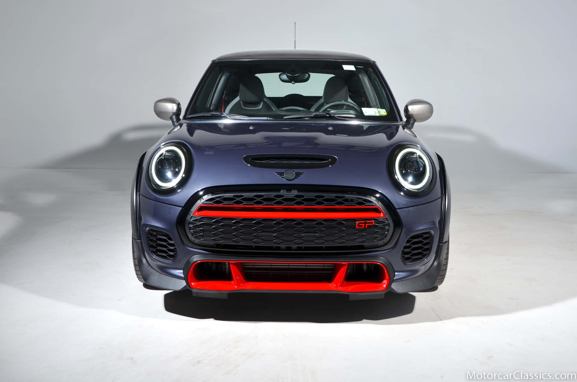 Strakke Mini Cooper Hardtop 2 Deurs Onder De Stads Skyline Achtergrond