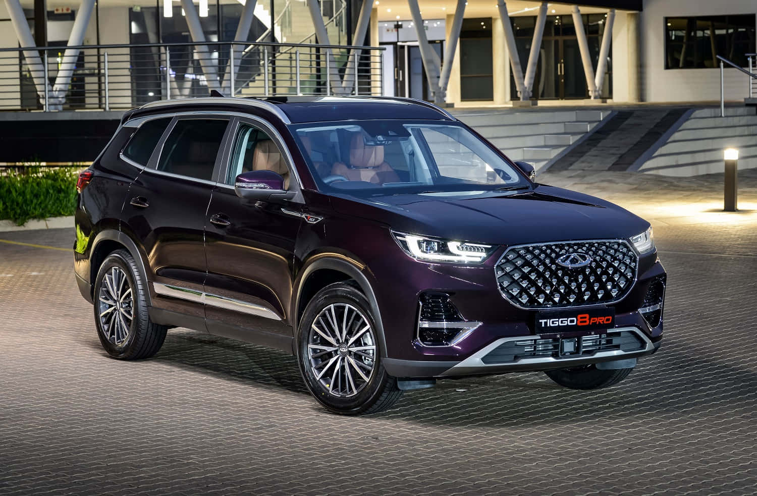 Chery Tiggo 8 Élégant Dans Les Lumières Nocturnes Glamour Fond d'écran