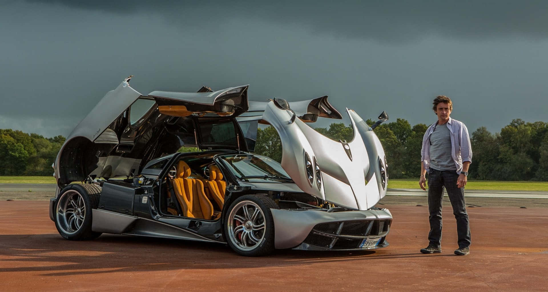 Svelte Voiture De Sport De Luxe Pagani Huayra En Action Fond d'écran