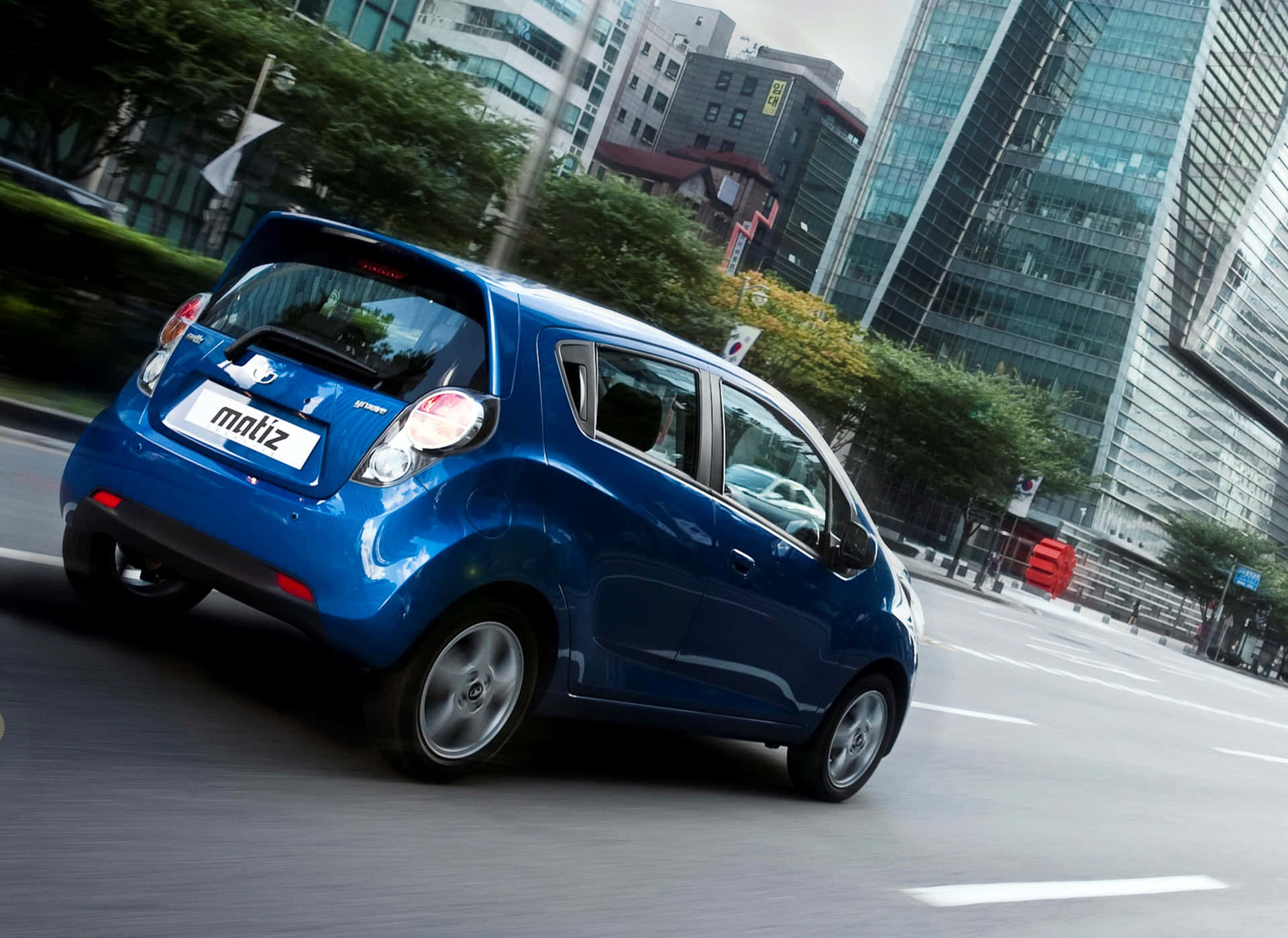 Sleek Silver Daewoo Matiz In Urban Setting Wallpaper