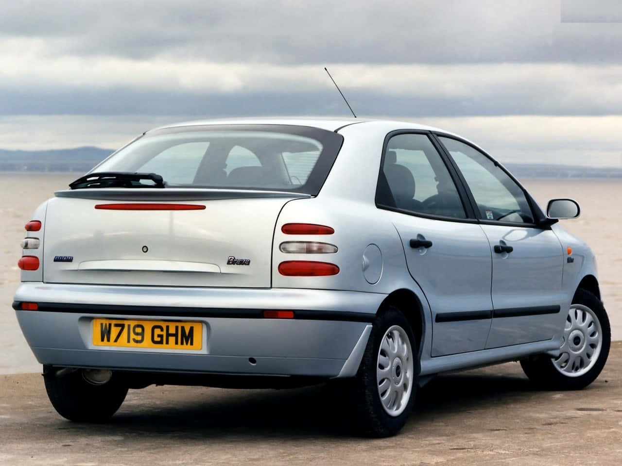 Sleek Silver Fiat Bravo In Sharp Detail Wallpaper