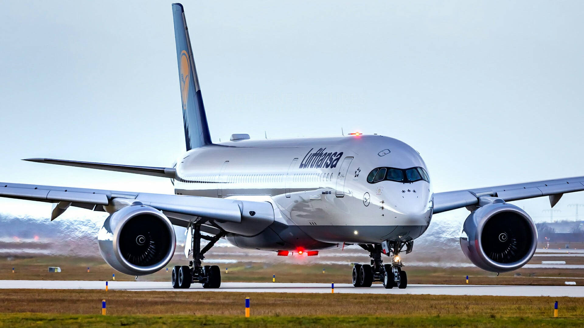 Eleganteavión Plateado De Lufthansa En 4k Fondo de pantalla