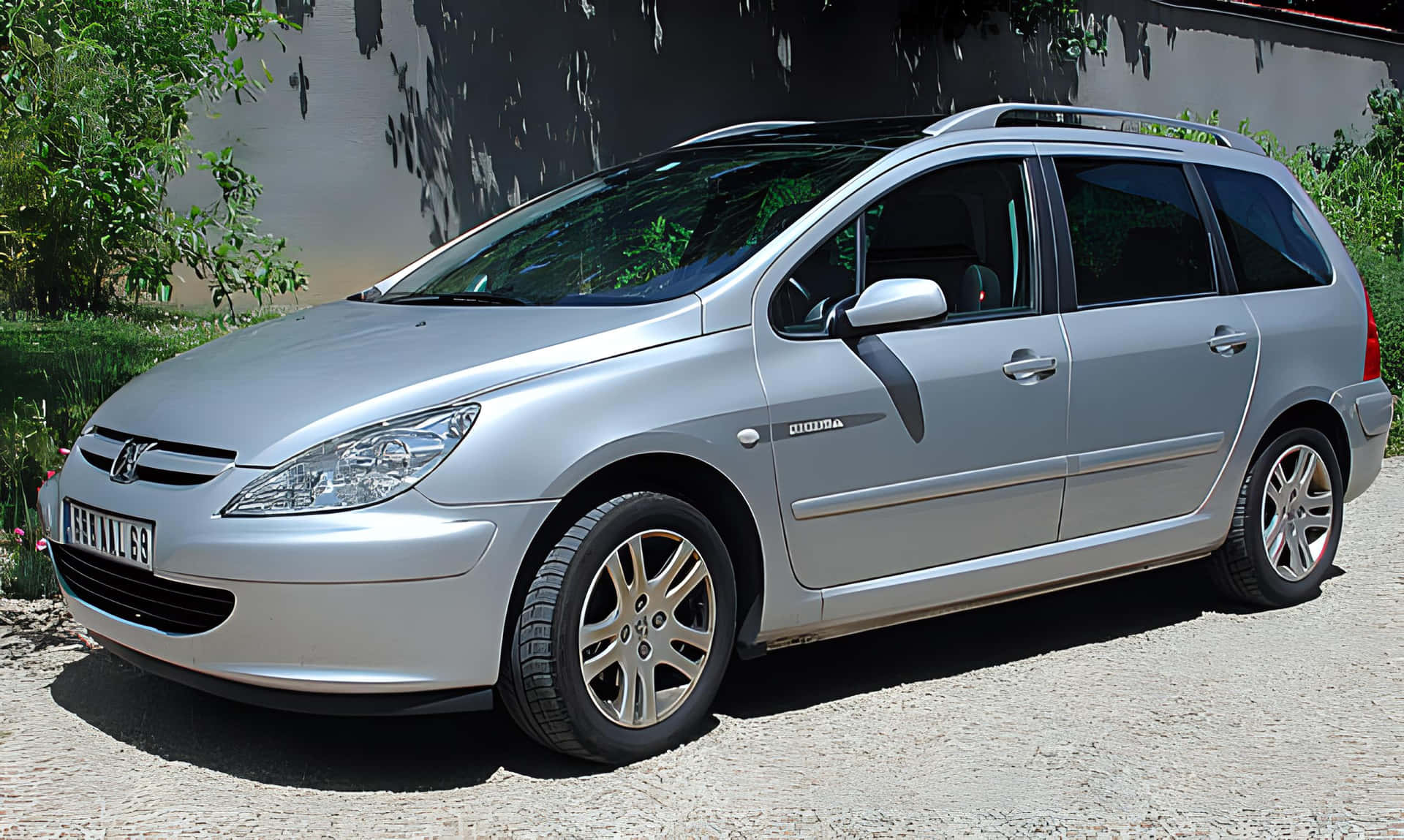 Sleek Silver Peugeot 307 In Pristine Condition Wallpaper