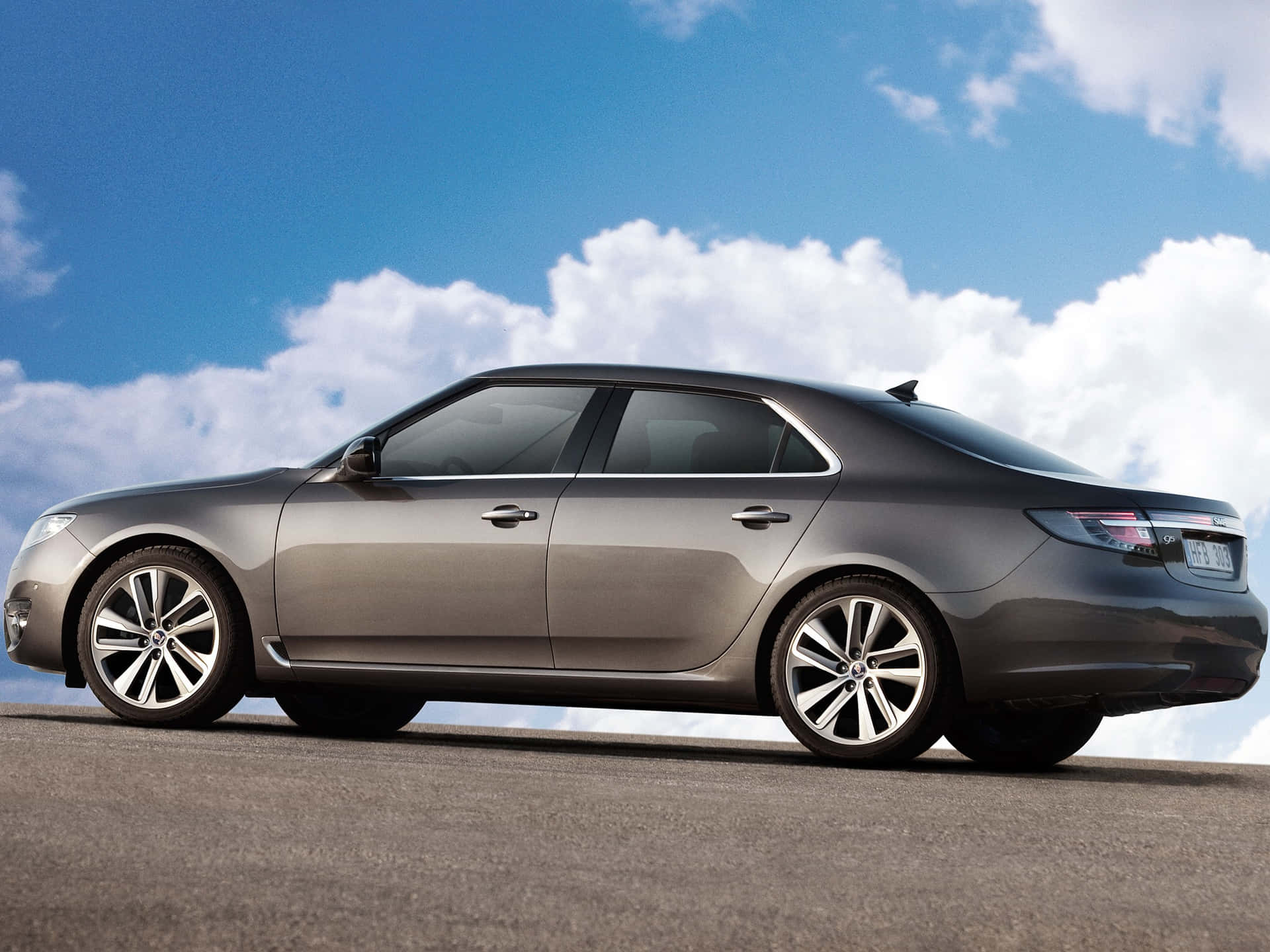 Sleek Silver Saab 9-5 In Motion Wallpaper