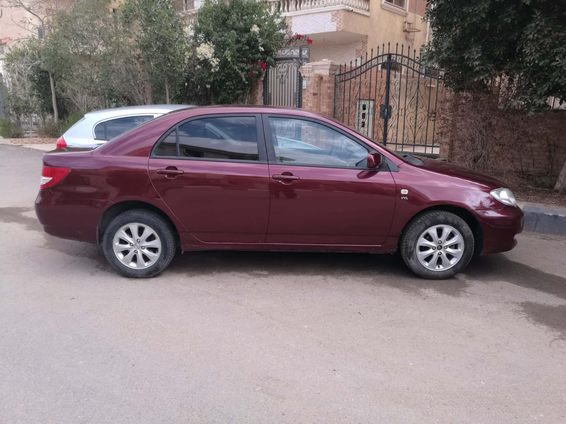 Sleek Silver Sedan - The Byd F3 Wallpaper