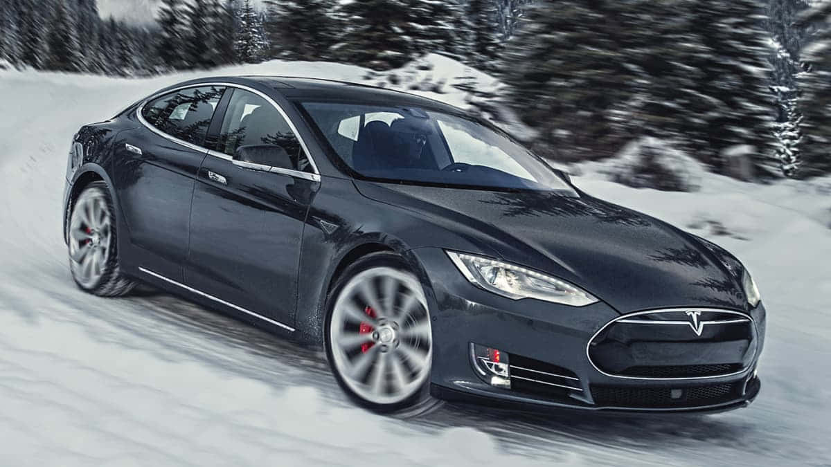 Sleek Tesla Model S Ylittämässä Maalauksellista Siltaa. Taustakuva