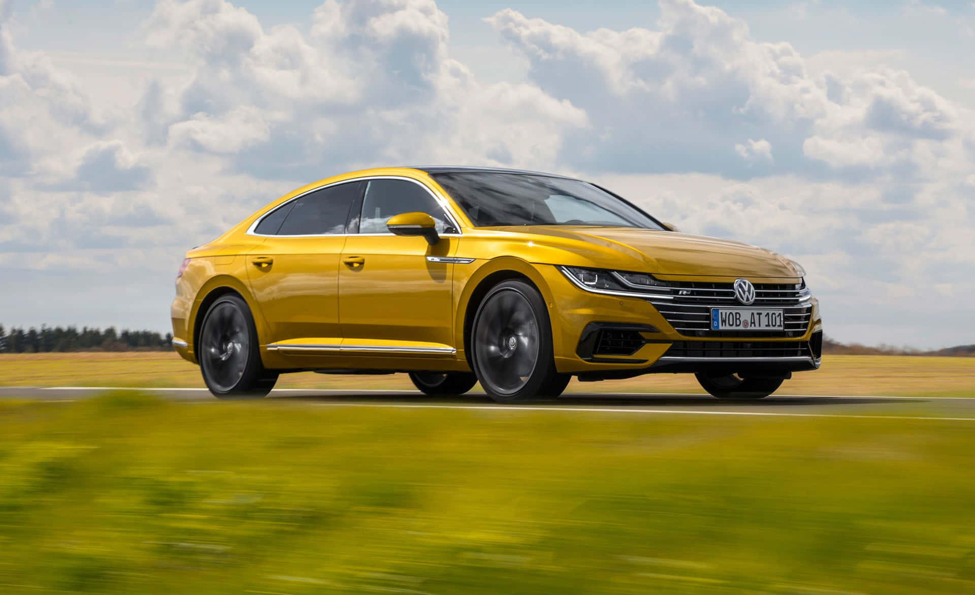 Elegant Volkswagen Arteon Glir På Natt Boulevard Bakgrunnsbildet