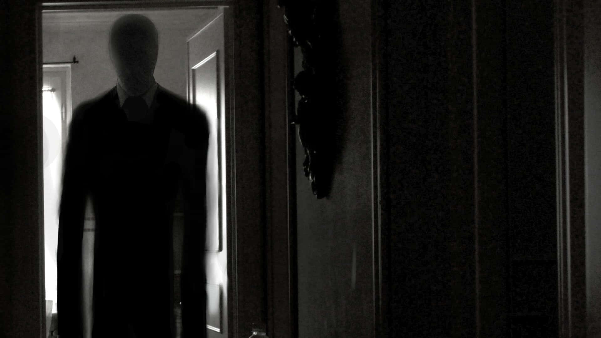 Imagemdo Slender Man Em Seu Traje Em Uma Sala Escura.