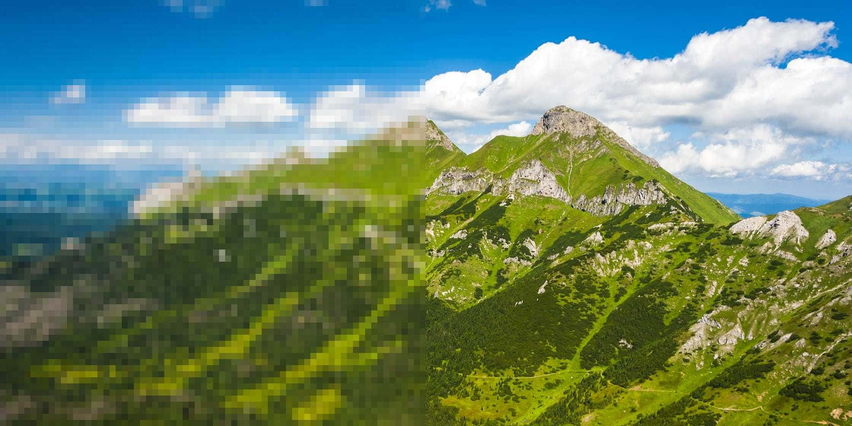 Unacadena Montañosa Con Un Cielo Azul Y Hierba Verde