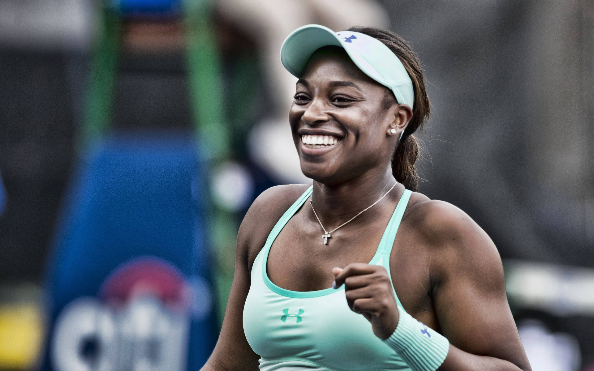 Sloane Stephens In Green Outfit Smiling Wallpaper