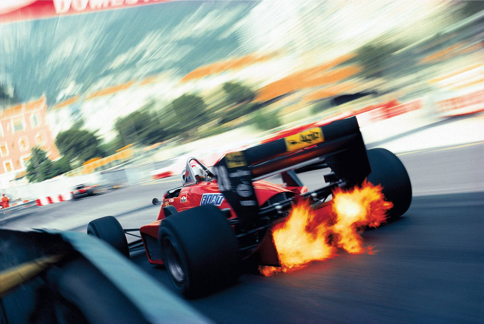 Sløret Foto Af Formel 1 Brandbil Wallpaper