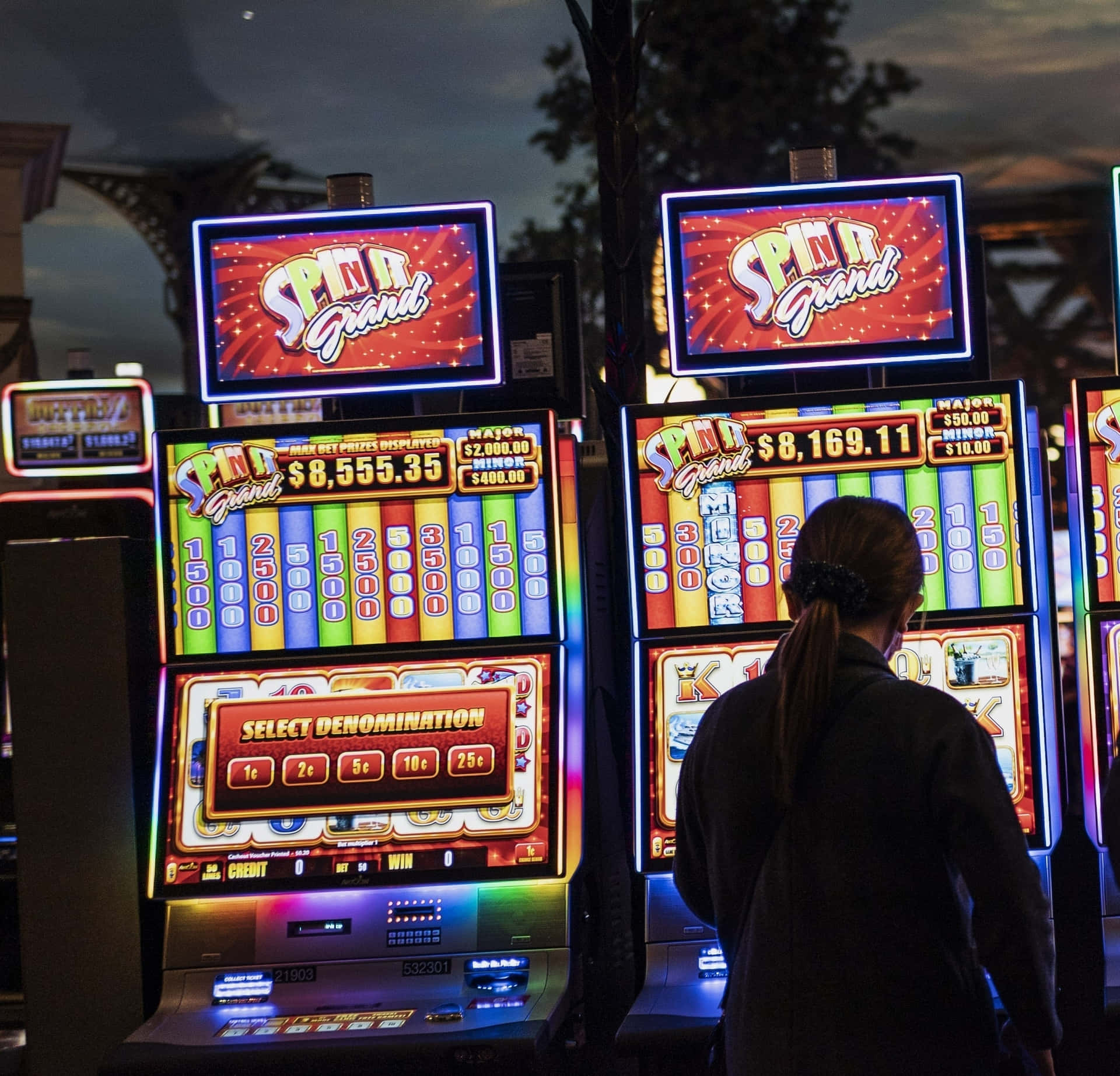 Spend time with friends playing slot machines!