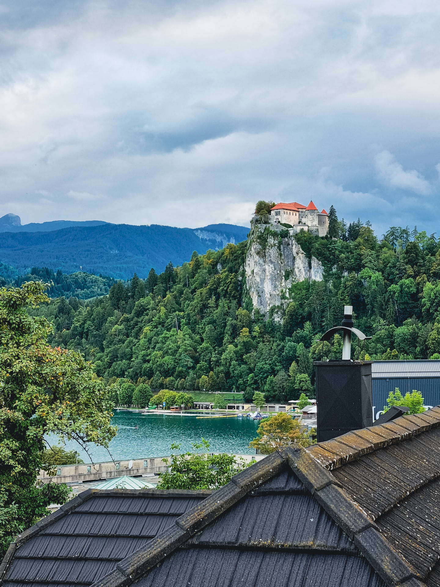 Castelode Eslovênia Em Penhasco Rochoso. Papel de Parede