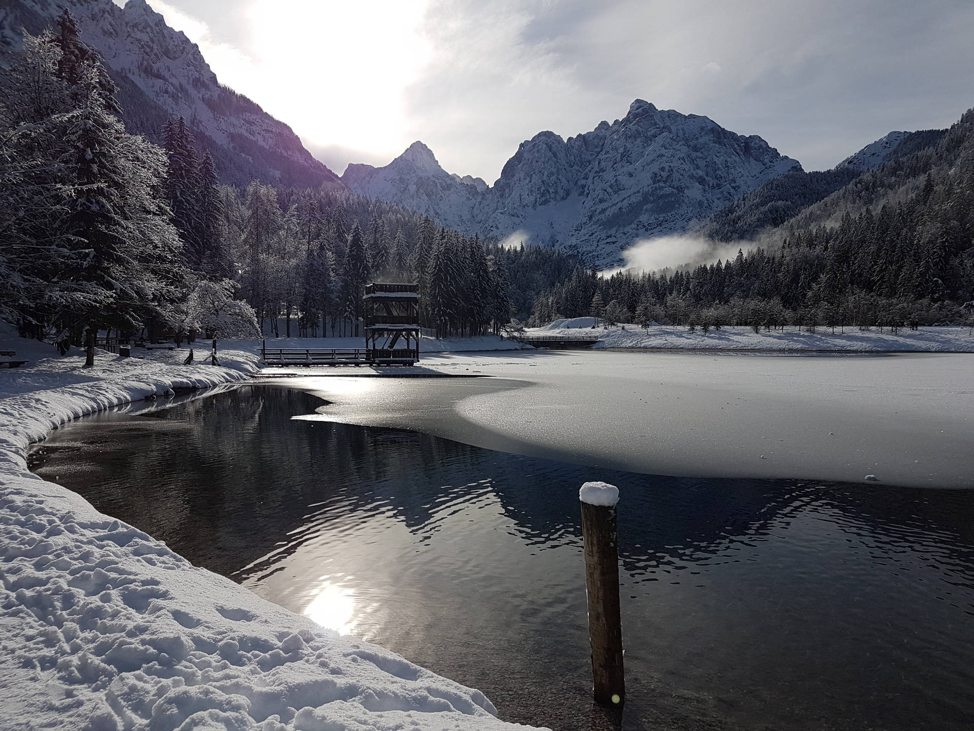 Slovenia,lago Jasna, Río En Invierno. Fondo de pantalla