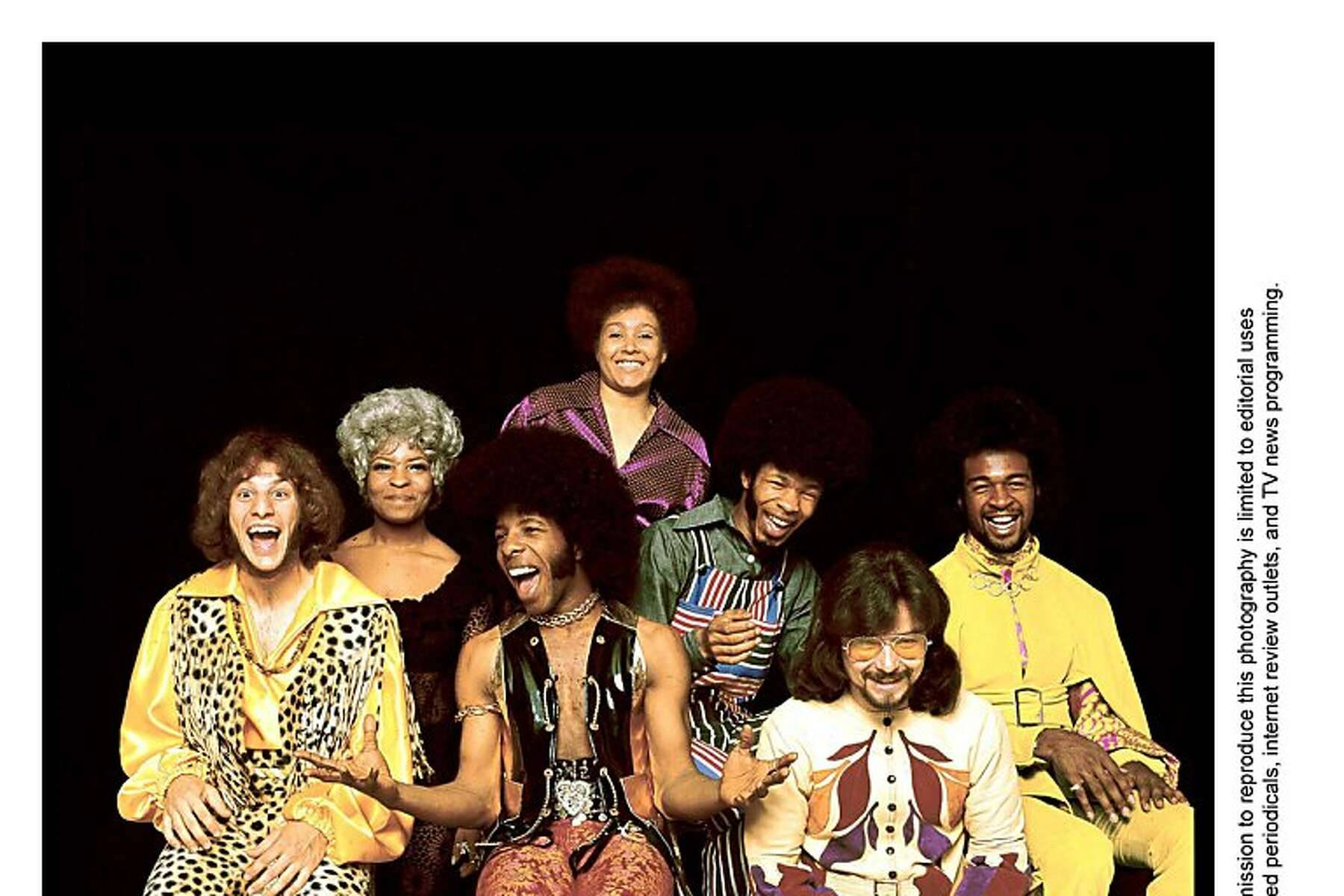 Slyand The Family Stone Membri Si Scattano Una Foto Sfondo