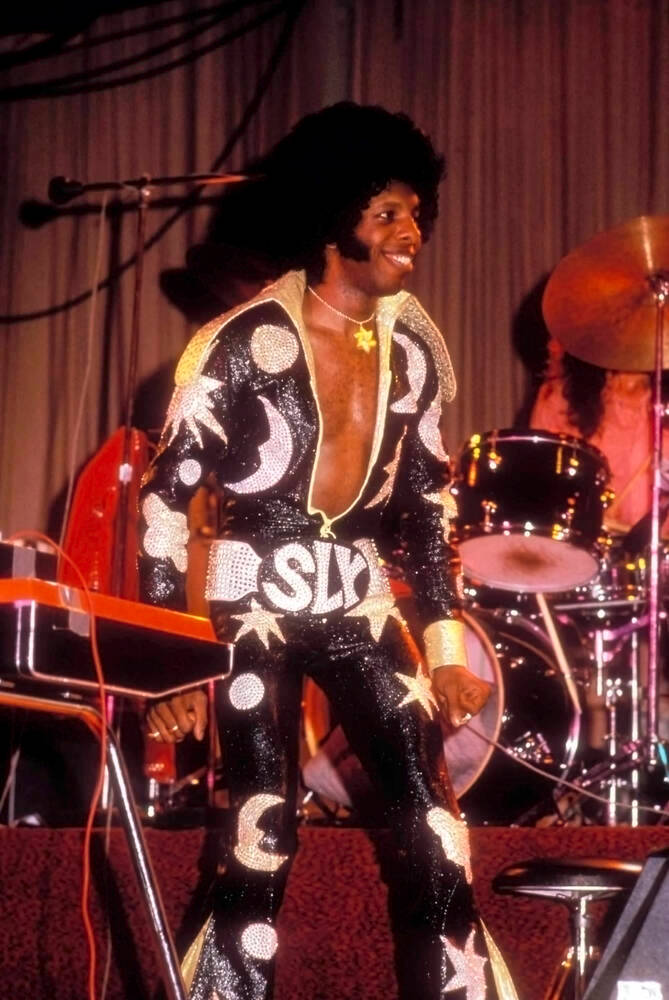 Actuaciónen El Escenario De Sly And The Family Stone Fondo de pantalla