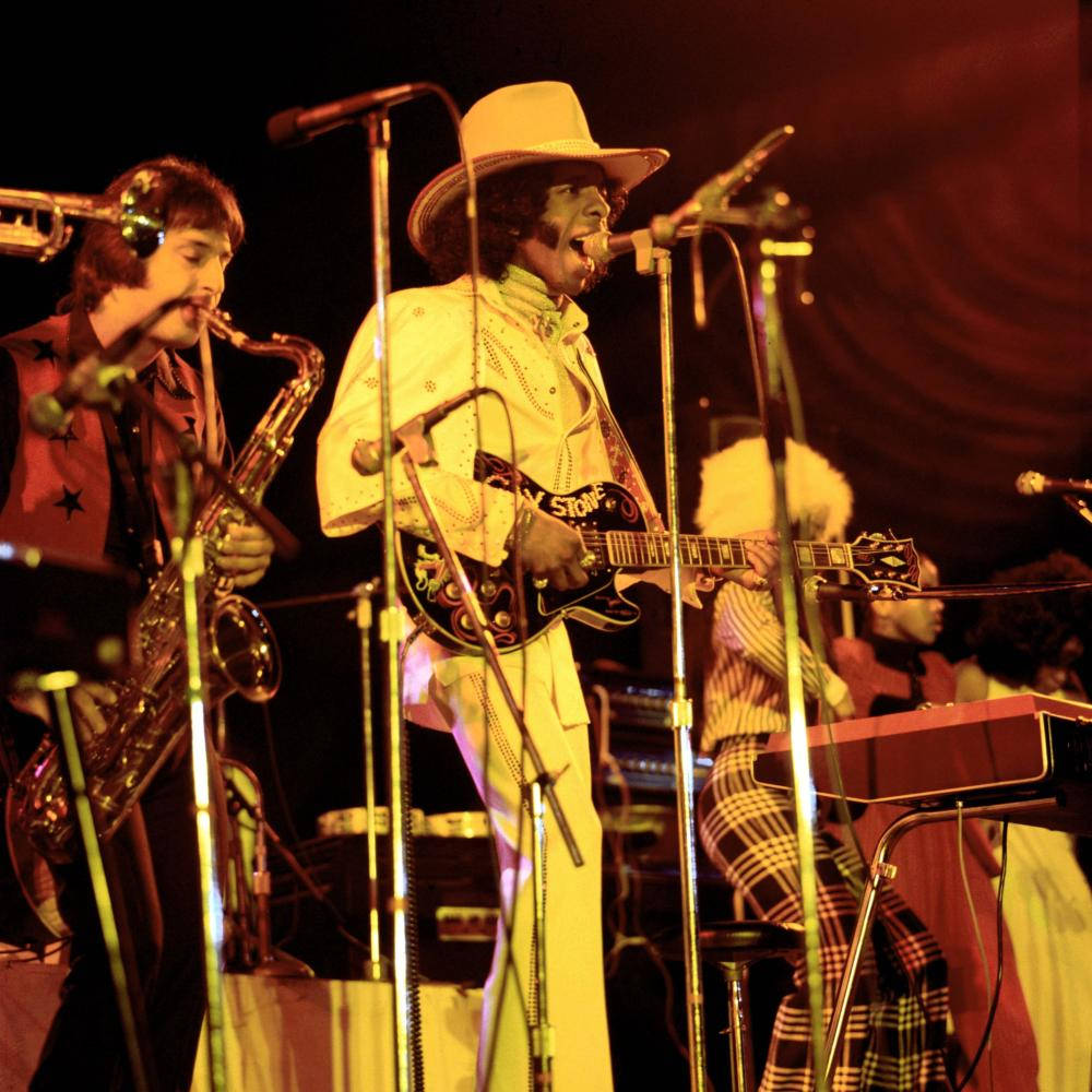 Actuaciónen El Escenario De Sly And The Family Stone. Fondo de pantalla