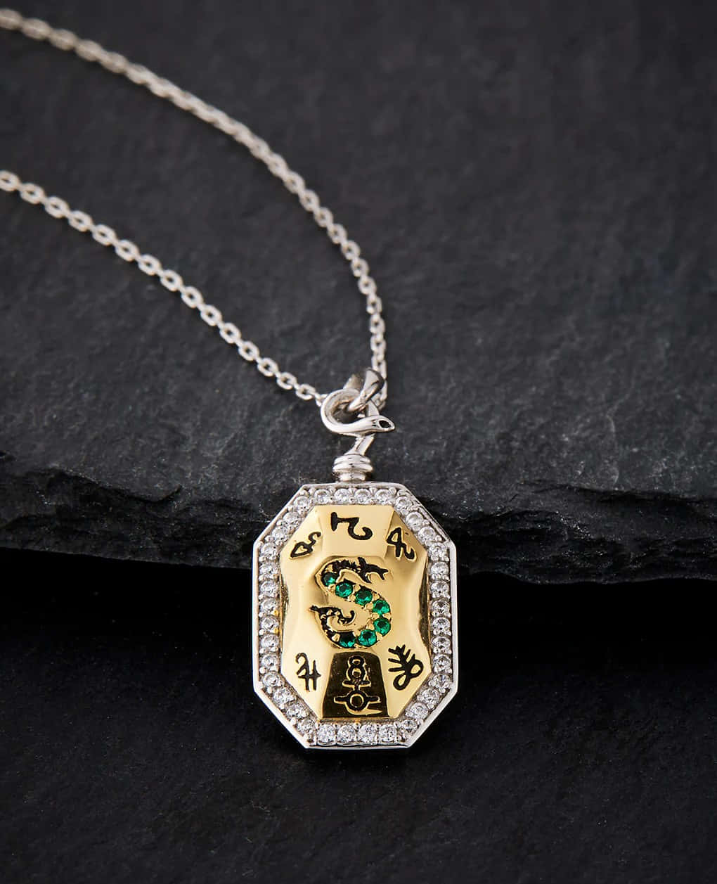 Slytherin Locket Horcrux Ketting Achtergrond