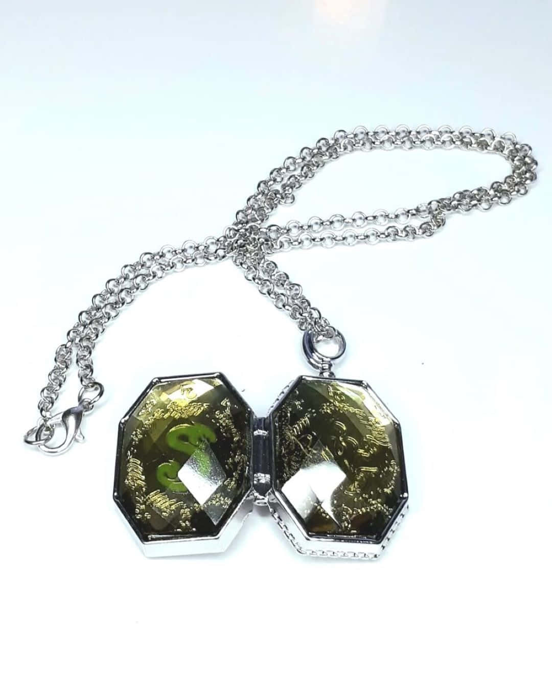 Slytherin Medaillon Horcrux Ketting Achtergrond