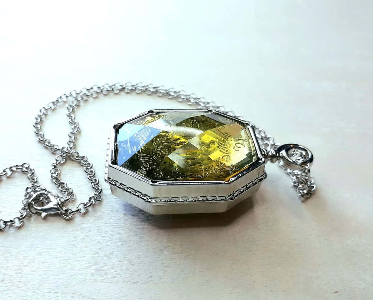 Replika Horcrux Liontin Slytherin.jpg Wallpaper