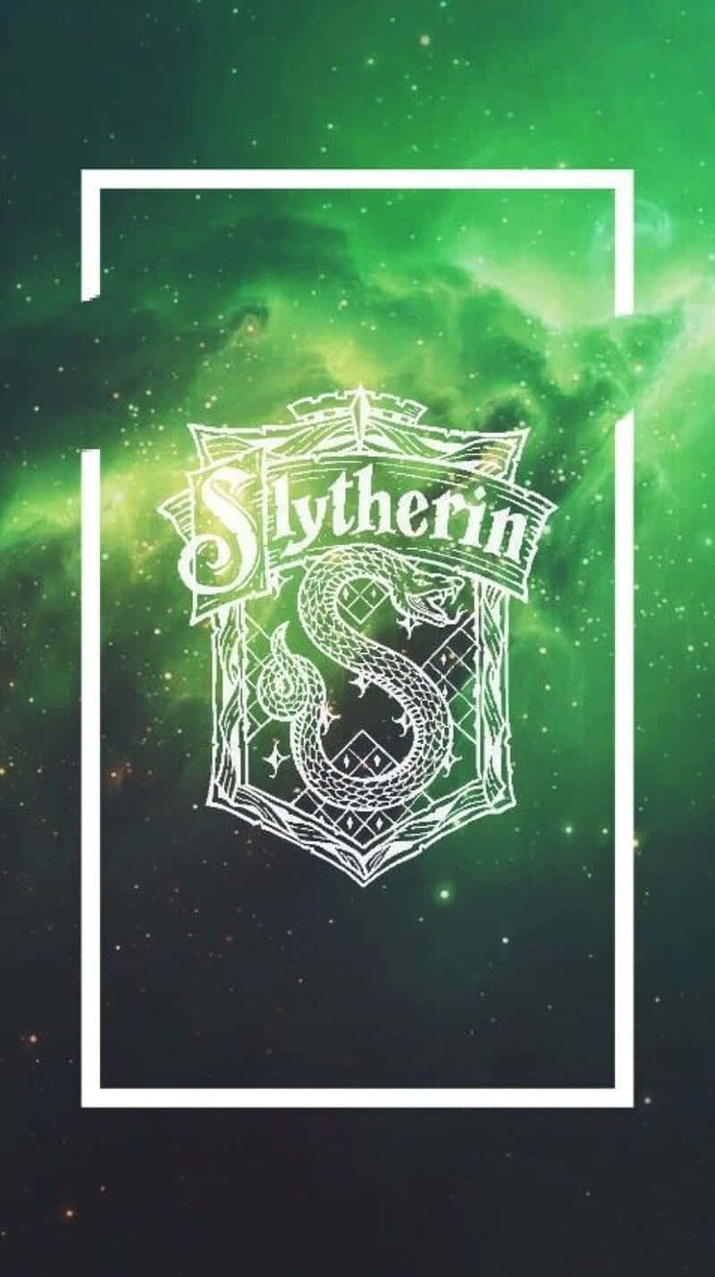 ¡prepáratepara Una Experiencia Mágica De Slytherin Con El Último Teléfono! Fondo de pantalla