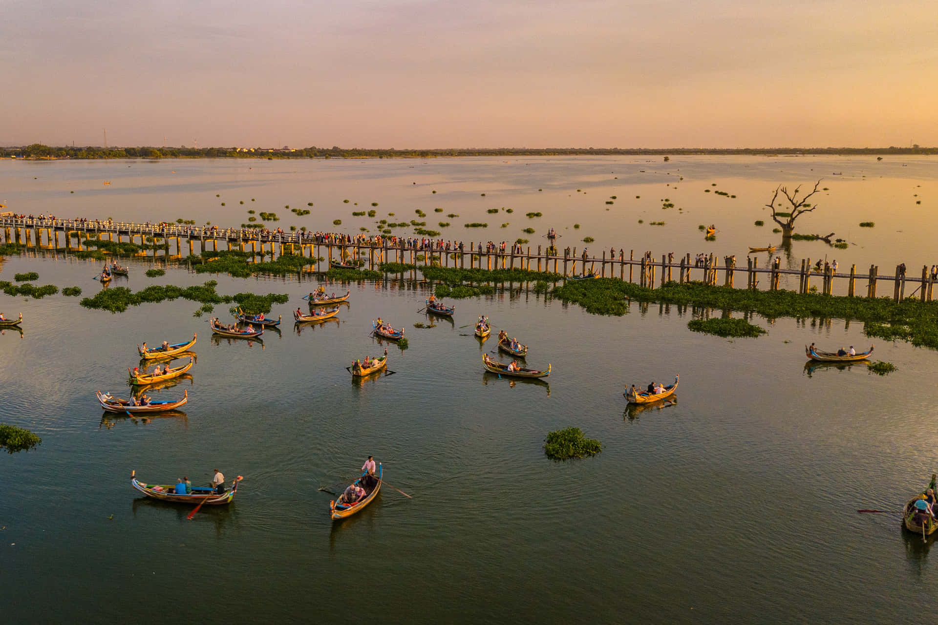 Small Boats Sailing In The Taungthaman Lake In Mandalay Wallpaper