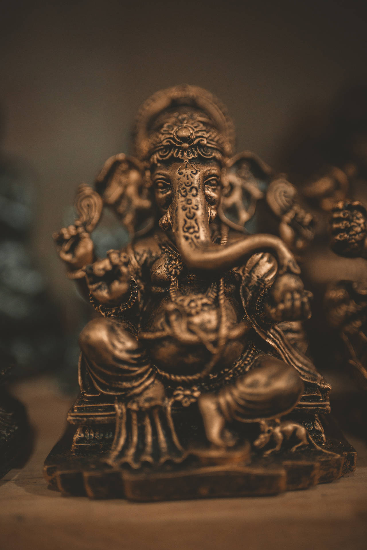 Litenbronsstaty Av Ganesh 4k (assuming This Is The Name Of A Wallpaper Featuring A Small Bronze Statue Of The Hindu Deity Ganesh) Wallpaper