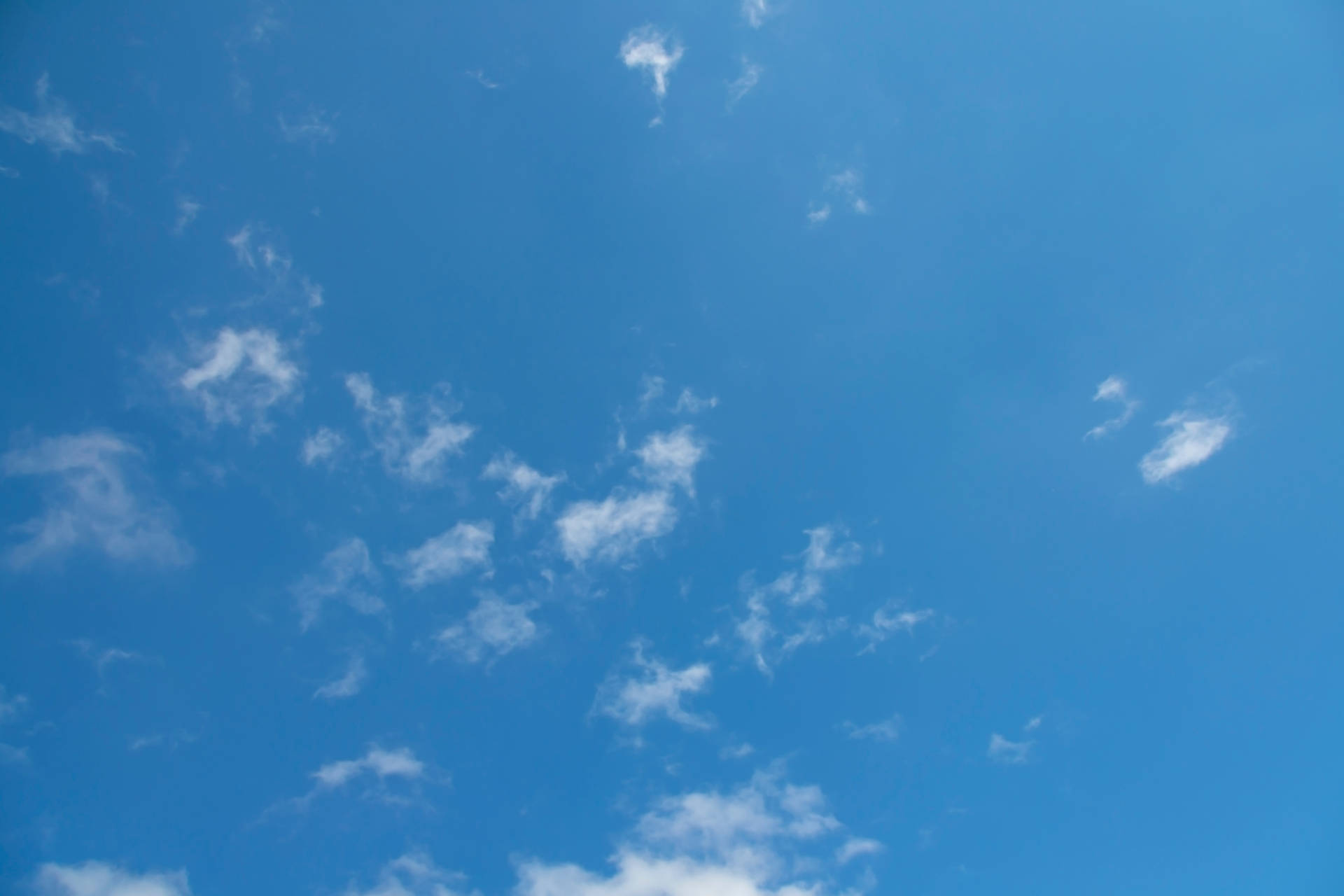 Kleinerwolken-himmel Hintergrund Wallpaper