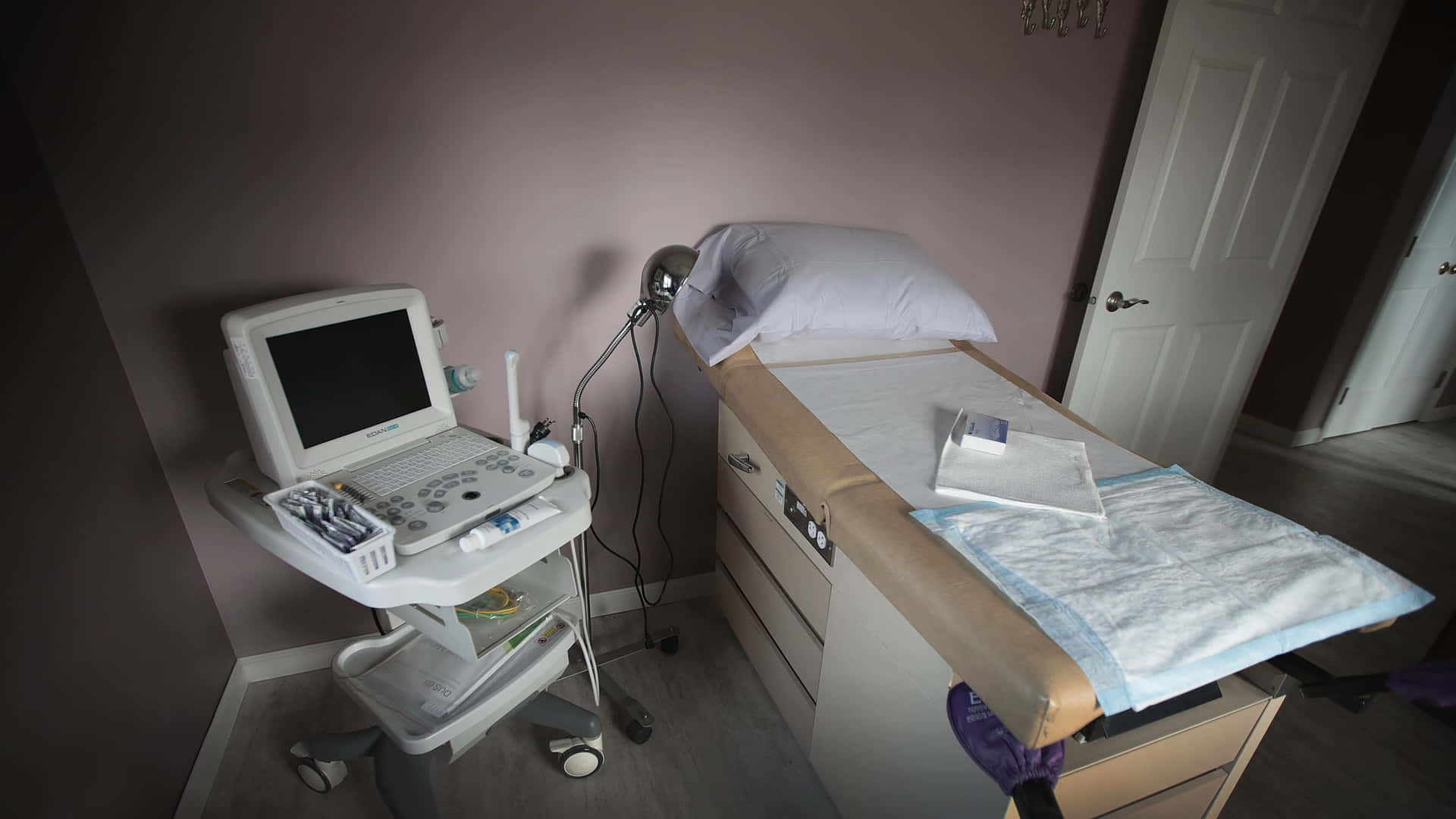 Pequeñacama Hospitalaria Con Instrumento Médico Fondo de pantalla